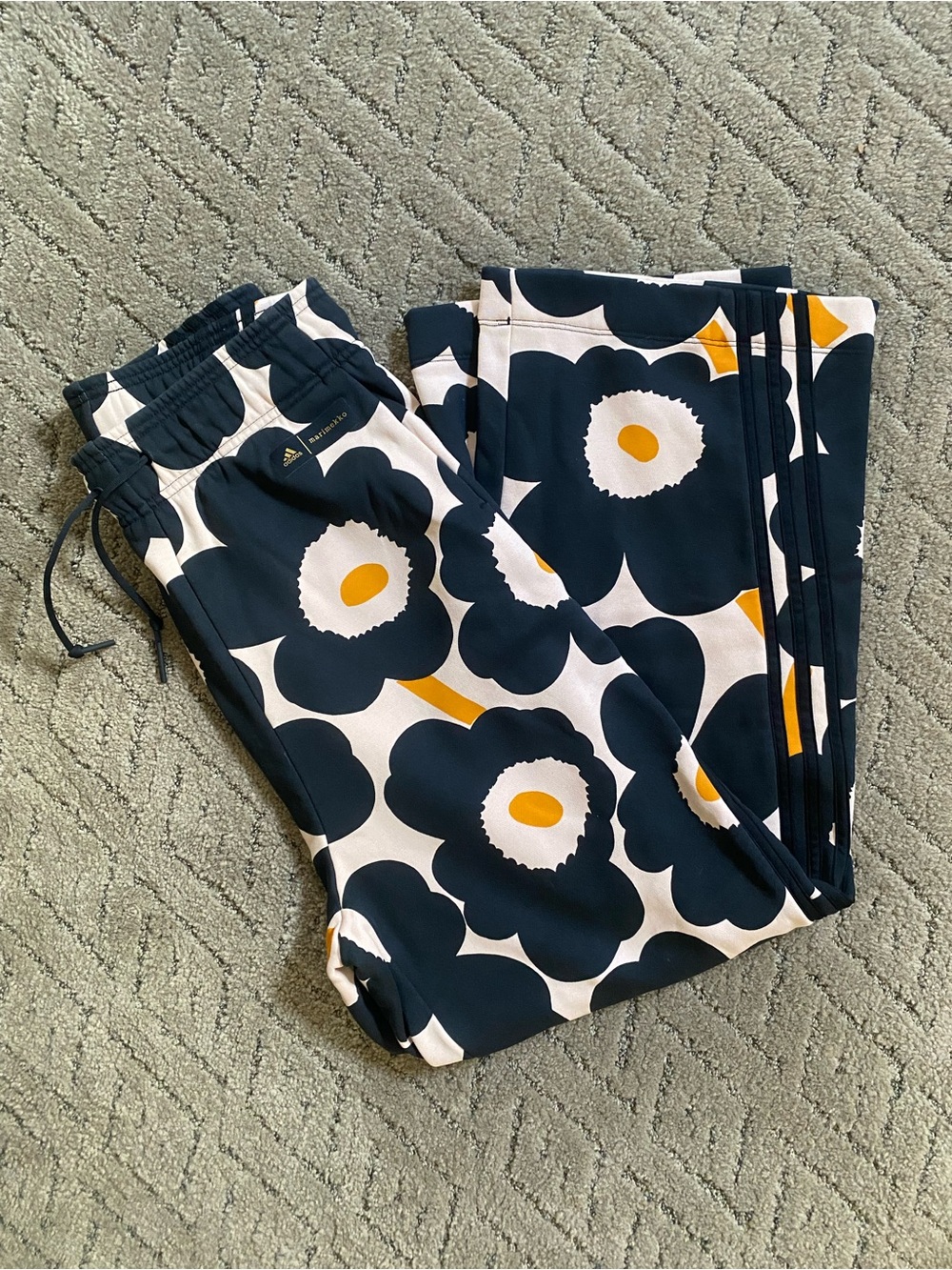Adidas x Marimekko Set with Unikko Poppy Print - Picture 4 of 7